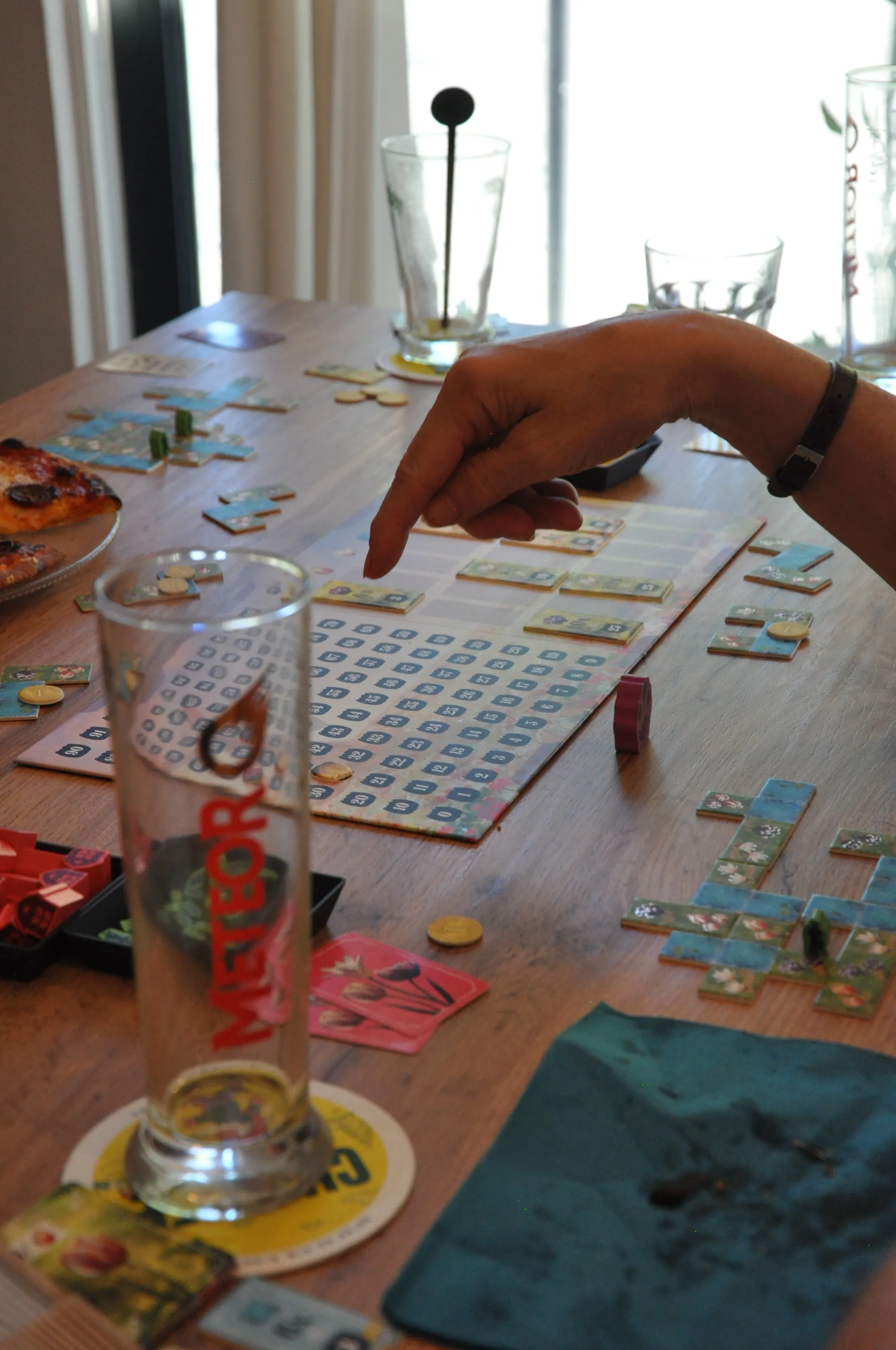 Partie de jeu de plateau avec une bière au bar La Luciole